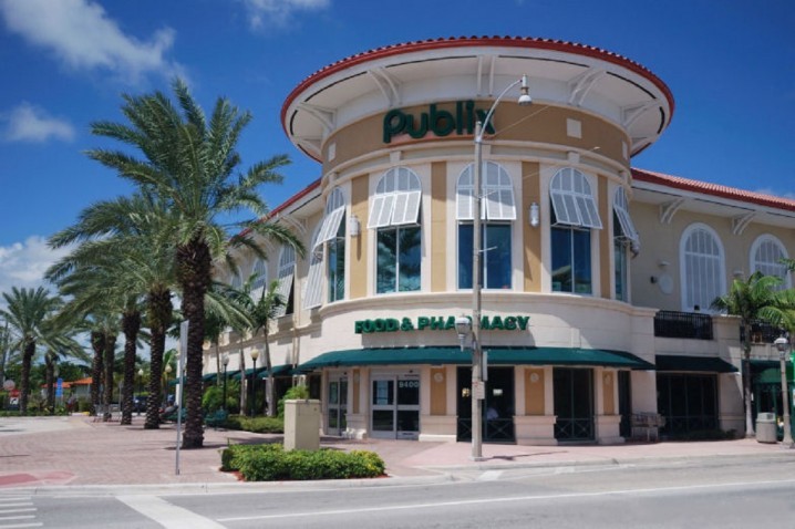 Chuỗi siêu thị Publix được khánh thành đầu tiên ở Florida năm 1930 và đã có hơn một ngàn cửa hàng ở các bang Đông Nam nước Mỹ. Nhân viên của Publix luôn phải làm việc trong môi trường khắt khe và chặt chẽ. Giá trị thương hiệu này khoảng 10,2 tỉ USD.